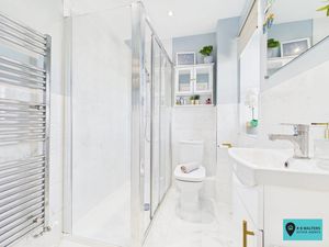 En Suite - click for photo gallery